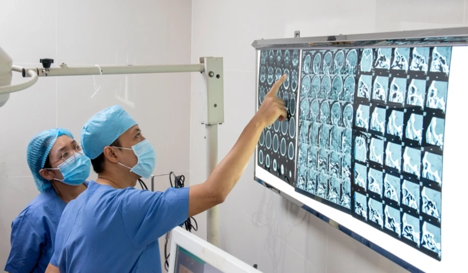 Hàng xóm dùng đũa nhựa đâm vào mắt, nhãn cầu phải của bệnh nhân bị biến dạng nặng Hàng xóm dùng đũa nhựa đâm vào mắt, nhãn cầu phải của bệnh nhân bị biến dạng nặng