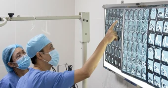 Hàng xóm dùng đũa nhựa đâm vào mắt, nhãn cầu phải của bệnh nhân bị biến dạng nặng