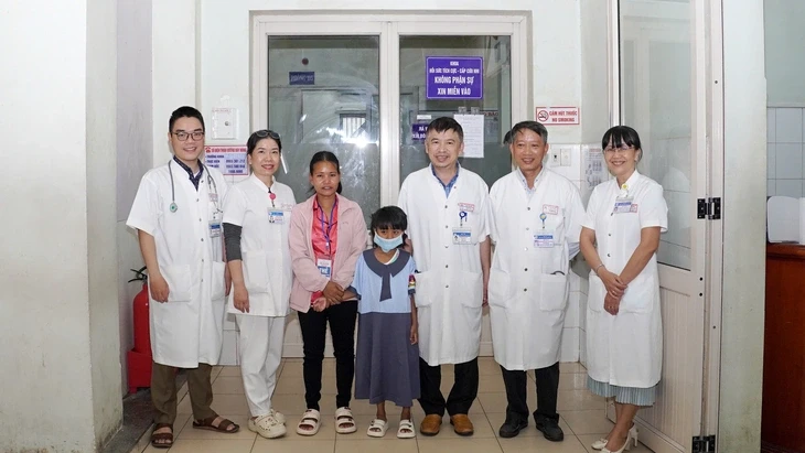 Hành khách đi máy bay hỗ trợ đưa huyết thanh từ TP.HCM ra Huế cứu sống bé gái bị rắn cạp nia cắn Hành khách đi máy bay hỗ trợ đưa huyết thanh từ TP.HCM ra Huế cứu sống bé gái bị rắn cạp nia cắn