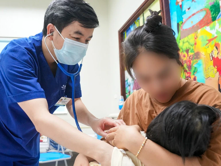 Hạt hồng xiêm mắc kẹt ở phế quản bé trai suốt 13 tháng Hạt hồng xiêm mắc kẹt ở phế quản bé trai suốt 13 tháng