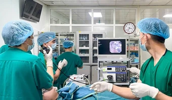 Hạt hồng xiêm mắc kẹt ở phế quản bé trai suốt 13 tháng
