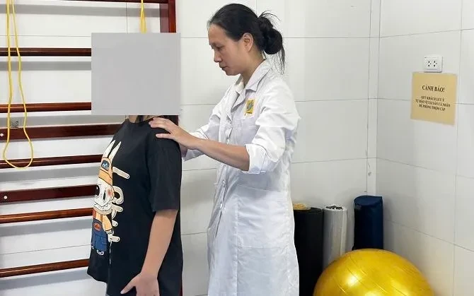 Hè là thời điểm vàng phát hiện cong vẹo cột sống Hè là thời điểm vàng phát hiện cong vẹo cột sống
