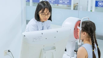 Hệ lụy kép khi trẻ bị lé mắt
