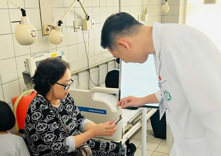 Hết cảnh dậy từ 5 giờ sáng xếp hàng giữ chỗ khi đi khám ở Bệnh viện Bạch Mai Hết cảnh dậy từ 5 giờ sáng xếp hàng giữ chỗ khi đi khám ở Bệnh viện Bạch Mai