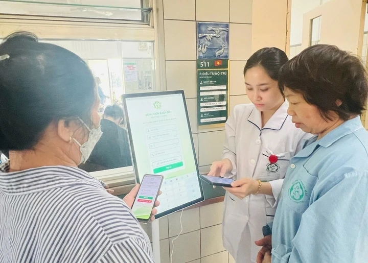 Hết cảnh dậy từ 5 giờ sáng xếp hàng giữ chỗ khi đi khám ở Bệnh viện Bạch Mai Hết cảnh dậy từ 5 giờ sáng xếp hàng giữ chỗ khi đi khám ở Bệnh viện Bạch Mai