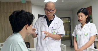 Hi hữu: Lấy đôi đũa 'mắc kẹt' trong 2 hốc mắt nam thanh niên