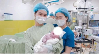 Hiếm gặp: Bé trai chào đời nặng 5,8kg