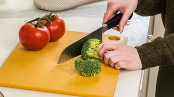 Hiểm họa 'hóa chất vĩnh cửu' từ thớt nhựa và chảo chống dính