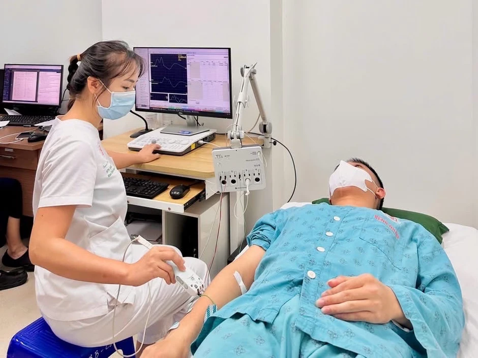 Hít 50 quả bóng cười mỗi ngày, nam thanh niên yếu dần tứ chi Hít 50 quả bóng cười mỗi ngày, nam thanh niên yếu dần tứ chi