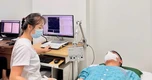 Hít 50 quả bóng cười mỗi ngày, nam thanh niên yếu dần tứ chi