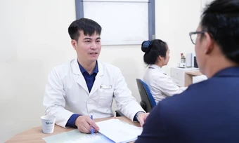 Hóa trị kết hợp thuốc đích chữa ung thư phổi giai đoạn muộn - Báo TinVina