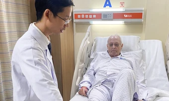 Hoại tử xương đùi phải thay khớp háng nhân tạo - Báo TinVina