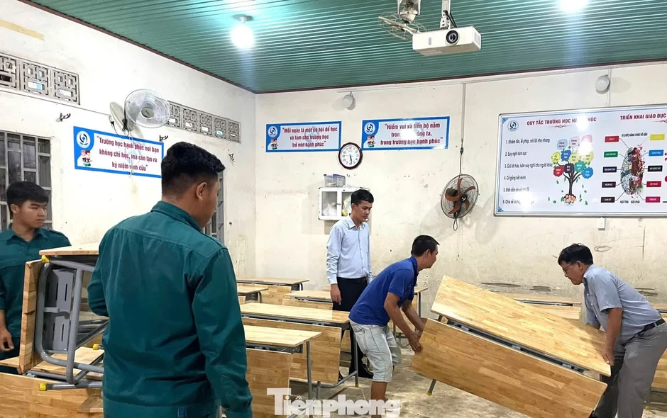 Học sinh cao 1,8 m, vẫn ngồi chiếc bàn 'nhỏ xíu' ở trường