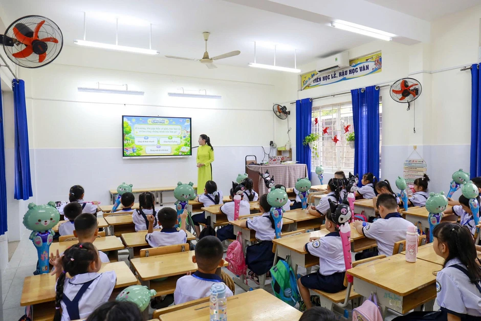 Học sinh cao 1,8 m, vẫn ngồi chiếc bàn 'nhỏ xíu' ở trường