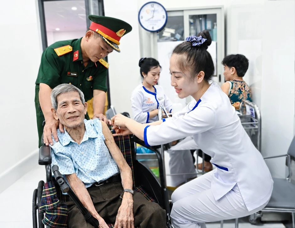 Hơn 10 tỷ đồng từ VNVC 'tiếp sức' Đặc khu Côn Đảo nâng cao năng lực y tế dự phòng, bảo vệ sức khỏe toàn quân dân Hơn 10 tỷ đồng từ VNVC 'tiếp sức' Đặc khu Côn Đảo nâng cao năng lực y tế dự phòng, bảo vệ sức khỏe toàn quân dân