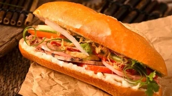 Hơn 20 người nhập viện nghi ngộ độc sau ăn bánh mì tại Nghệ An