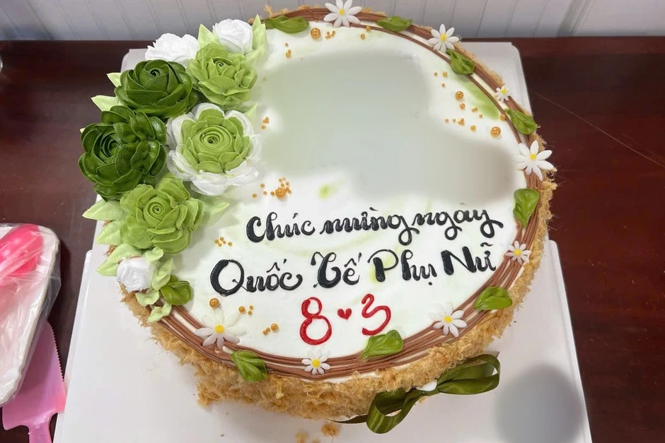 Hơn 60 người nghi bị ngộ độc sau khi ăn bánh kem được tặng Hơn 60 người nghi bị ngộ độc sau khi ăn bánh kem được tặng