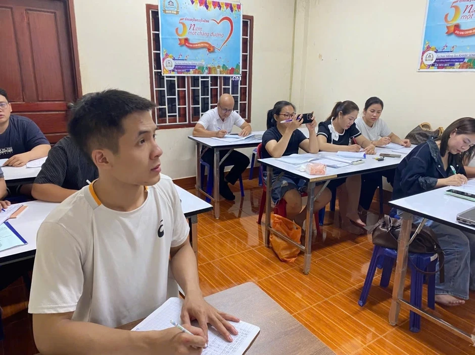 Hôn mê sau cơn đau đầu, thầy giáo được đưa xuyên đêm từ Lào về Việt Nam