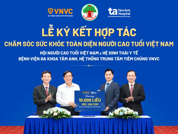 Hợp tác chăm sóc sức khỏe toàn diện cho người cao tuổi, trao tặng 10.000 liều vaccine cúm