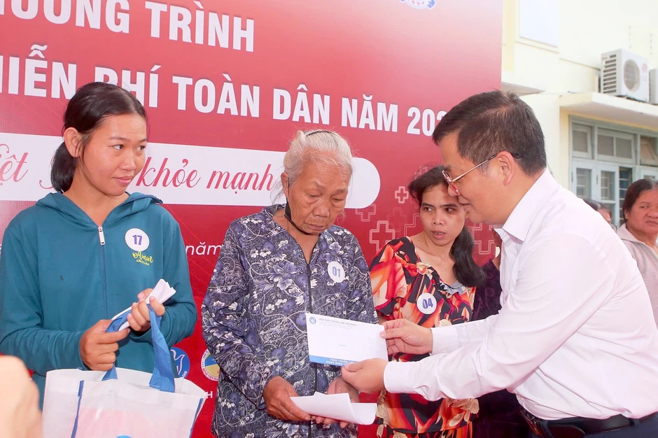 Huế lần đầu tổ chức khám sức khỏe toàn dân miễn phí cho hơn 1.000 người Huế lần đầu tổ chức khám sức khỏe toàn dân miễn phí cho hơn 1.000 người