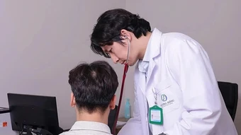 Huyết áp cao tuổi 29 từ thói ăn đồ ăn nhanh, bỏ bữa sáng