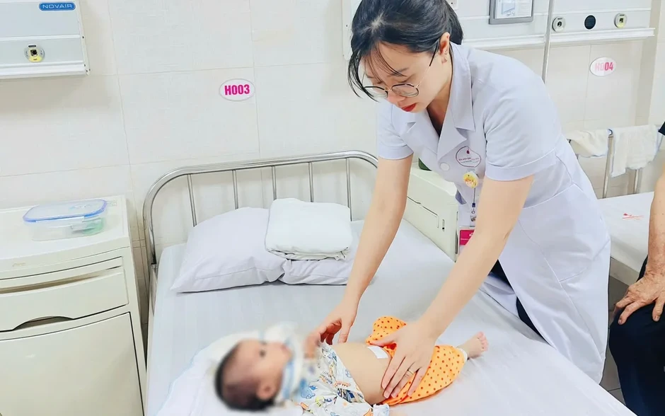 Hy hữu: Bé 2 tháng tuổi mang khối u nang buồng trứng Hy hữu: Bé 2 tháng tuổi mang khối u nang buồng trứng