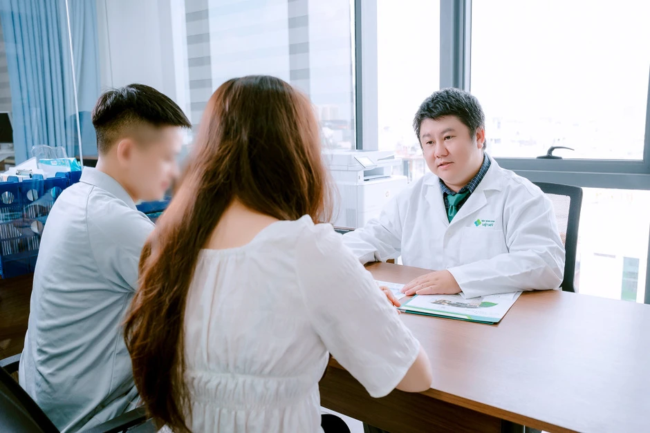 Kết hôn ở tuổi 35, 40 mới muốn sinh con: Bác sĩ chỉ ra điều nhiều người trẻ đang bỏ qua