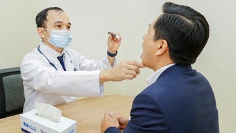 Khạc ra máu, phát hiện mảnh xương trong khí quản - Báo TinVina