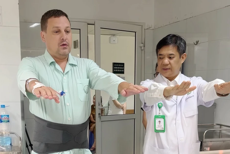 Khách Tây kinh ngạc sau ca mổ cột sống tại Việt Nam Khách Tây kinh ngạc sau ca mổ cột sống tại Việt Nam