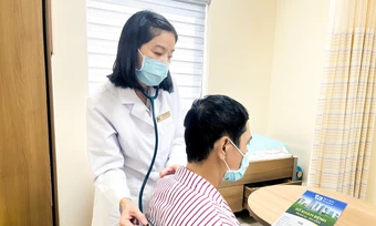 Khám đau cột sống bất ngờ phát hiện hẹp van tim - Báo TinVina