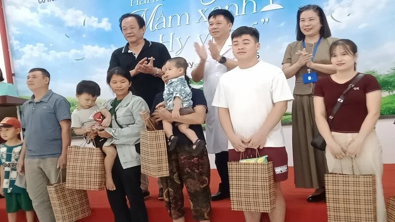 Khám, phẫu thuật điều trị khuyết tật cho trẻ em có hoàn cảnh khó khăn ở Thái Nguyên