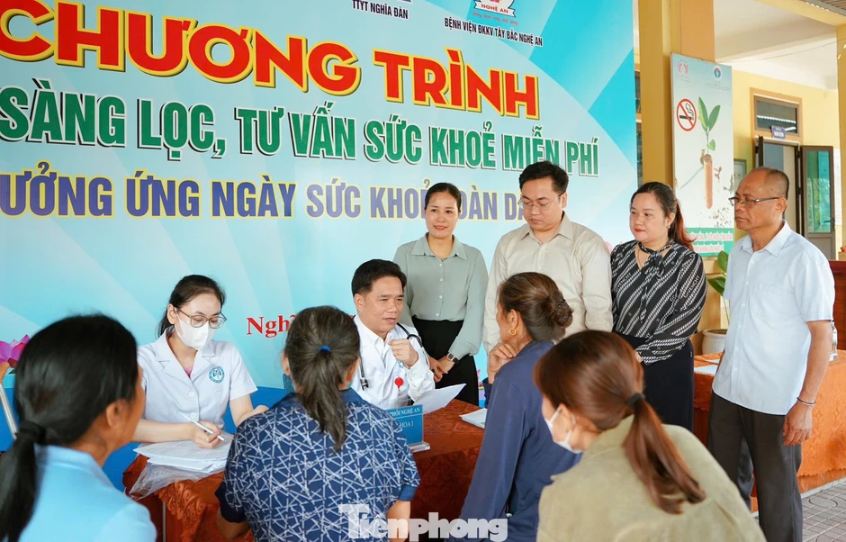 Khám phổi miễn phí cho hàng trăm người dân xã vùng cao Nghệ An