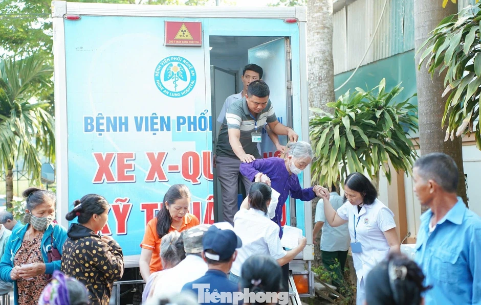 Khám phổi miễn phí cho hàng trăm người dân xã vùng cao Nghệ An