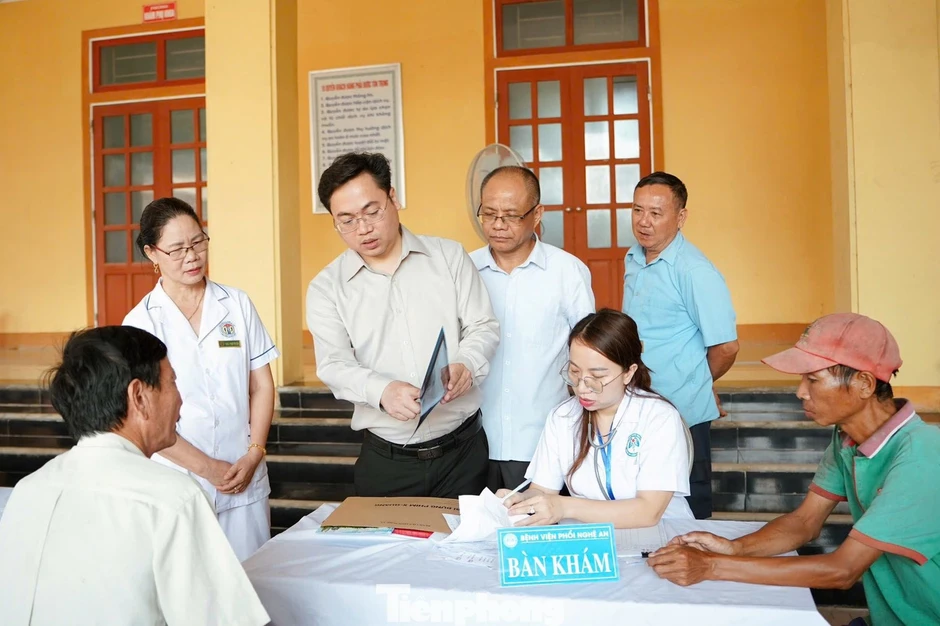 Khám phổi miễn phí cho hàng trăm người dân xã vùng cao Nghệ An