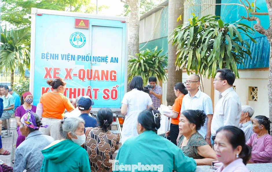 Khám phổi miễn phí cho hàng trăm người dân xã vùng cao Nghệ An