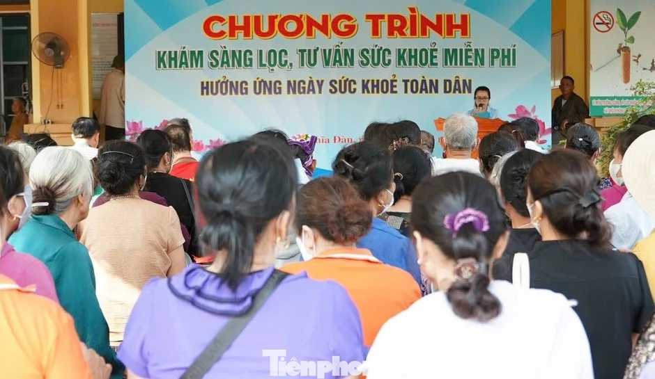 Khám phổi miễn phí cho hàng trăm người dân xã vùng cao Nghệ An