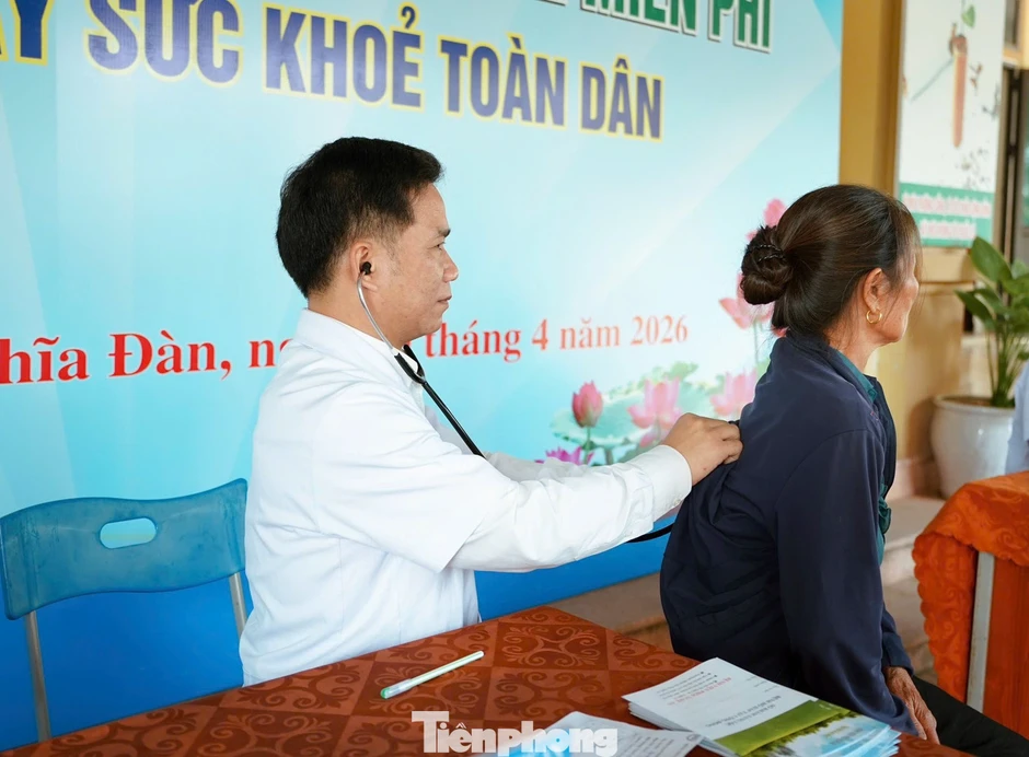 Khám phổi miễn phí cho hàng trăm người dân xã vùng cao Nghệ An