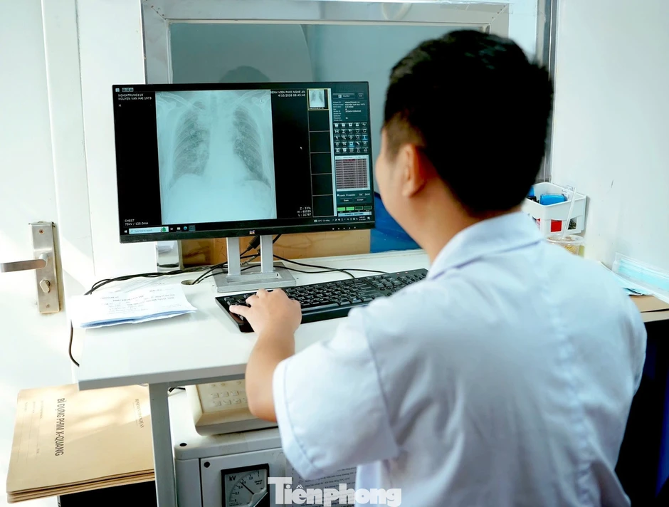 Khám phổi miễn phí cho hàng trăm người dân xã vùng cao Nghệ An