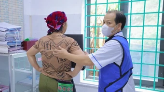 Khám sàng lọc lao cho người dân tại vùng cao