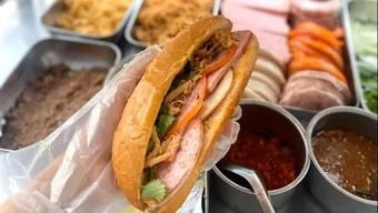 Khẩn trương điều tra, xử lý vụ 84 người phải nhập viện sau khi ăn bánh mì