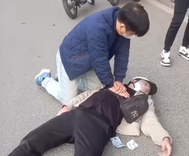 Khen thưởng bác sĩ ép tim cứu thanh niên ngừng tuần hoàn Khen thưởng bác sĩ ép tim cứu thanh niên ngừng tuần hoàn