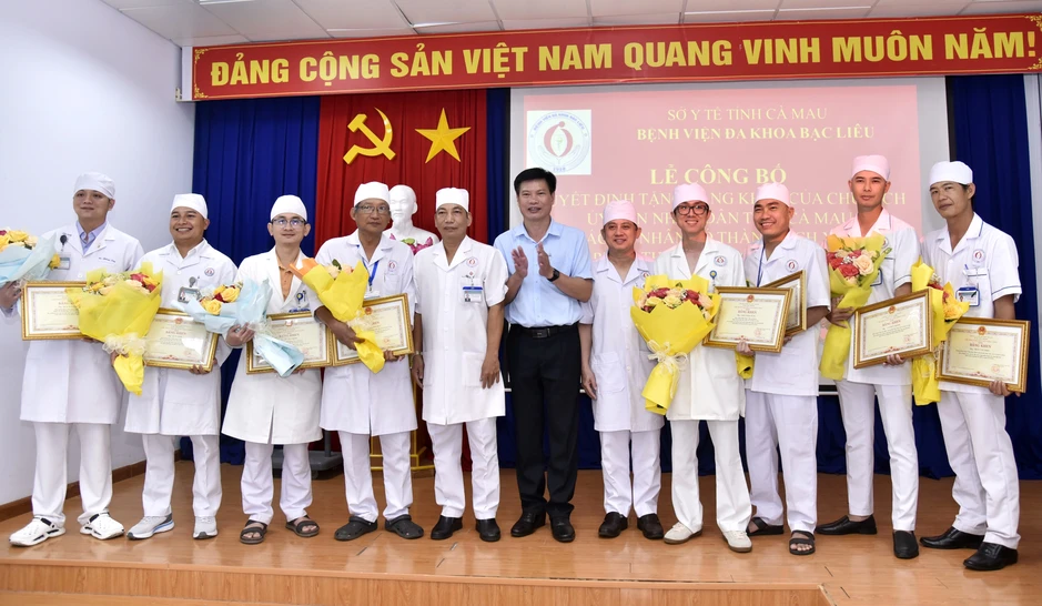 Khen thưởng đột xuất ê-kíp cứu sống bệnh nhân thủng tim nguy kịch Khen thưởng đột xuất ê-kíp cứu sống bệnh nhân thủng tim nguy kịch