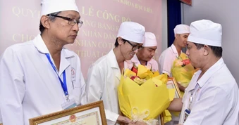 Khen thưởng đột xuất ê-kíp cứu sống bệnh nhân thủng tim nguy kịch