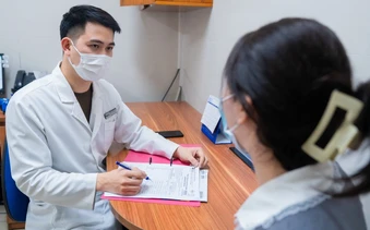 Khí hư đổi màu, có mùi bất thường cảnh báo viêm phụ khoa - Báo TinVina