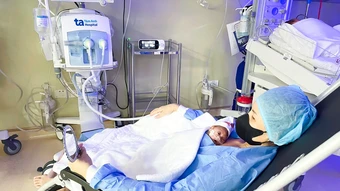 Khi nào trẻ sinh non có thể được da kề da với mẹ? - Báo TinVina