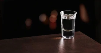 Khổ sở vì ngứa, thanh niên phải dùng rượu làm "thuốc ngủ"