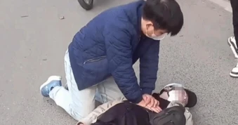 Khoảnh khắc bác sĩ ép tim ngay trên đường ở Hà Nội cứu sống nam thanh niên