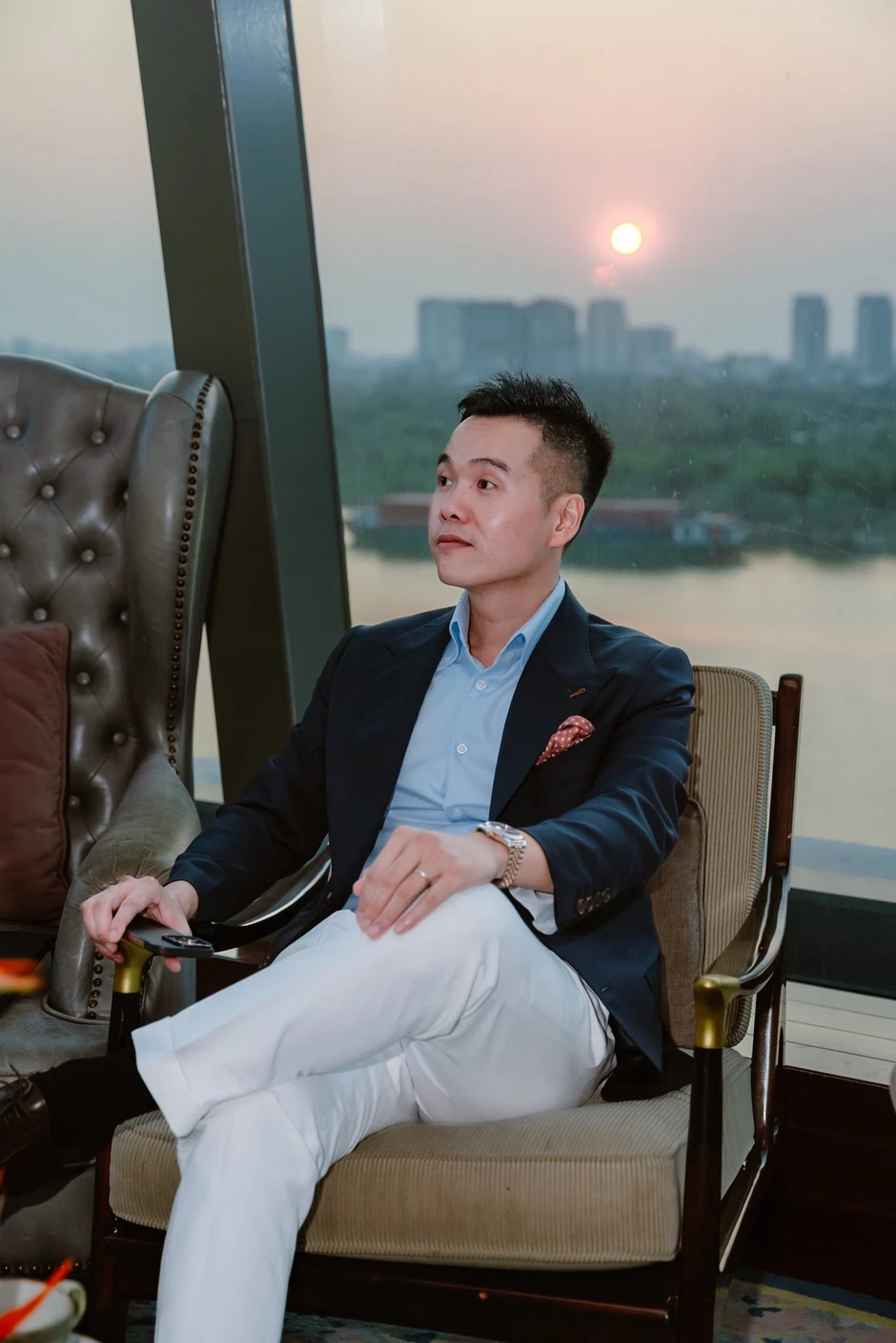 Khoảnh khắc bác sĩ "mang thanh xuân về cho mẹ" khiến cộng đồng mạng rần rần: "Bảo sao U70 bác cứ trẻ mãi"