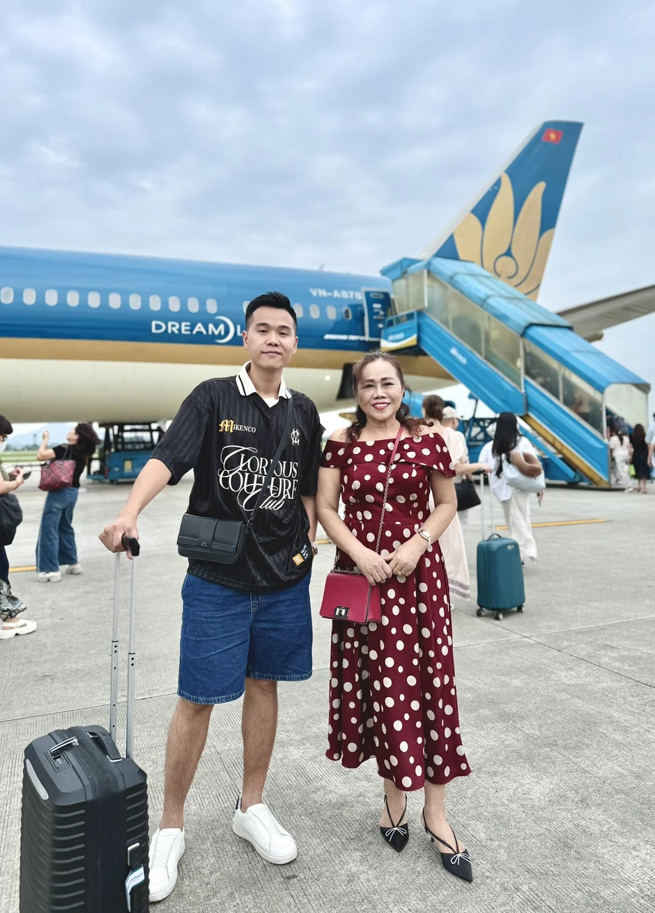 Khoảnh khắc bác sĩ "mang thanh xuân về cho mẹ" khiến cộng đồng mạng rần rần: "Bảo sao U70 bác cứ trẻ mãi"