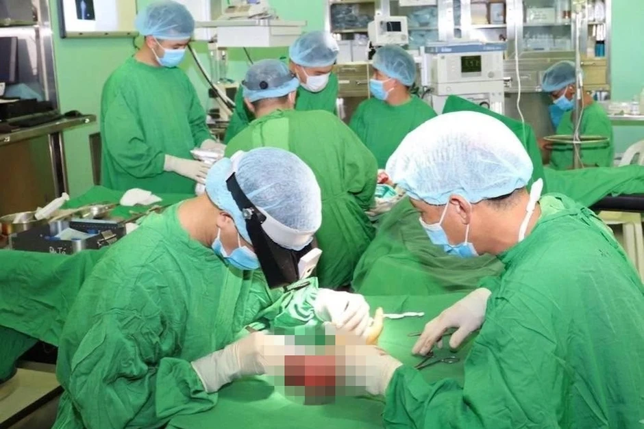 Khoảnh khắc cẳng tay được nối liền kỳ diệu, khi 6 giờ trước còn đứt lìa